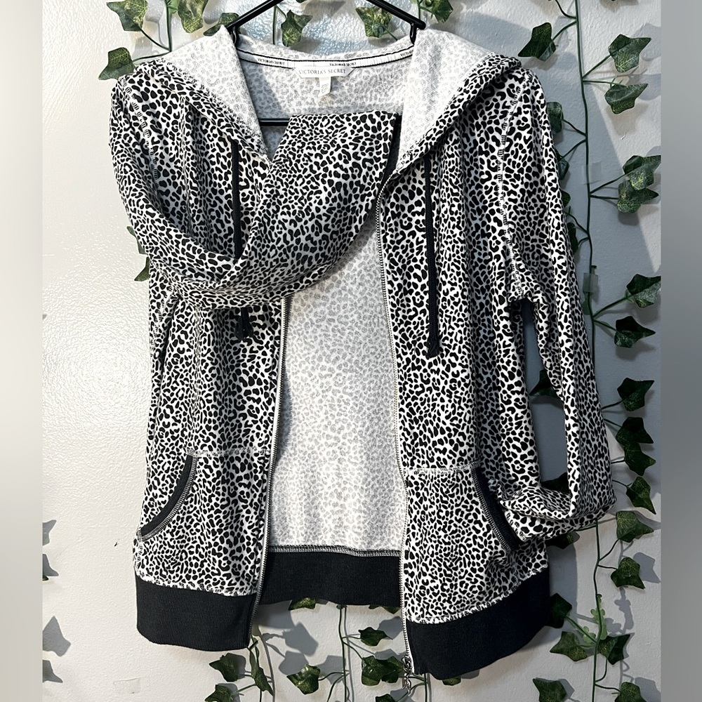 Victoria Secret leopard long sleeve light jacket size small